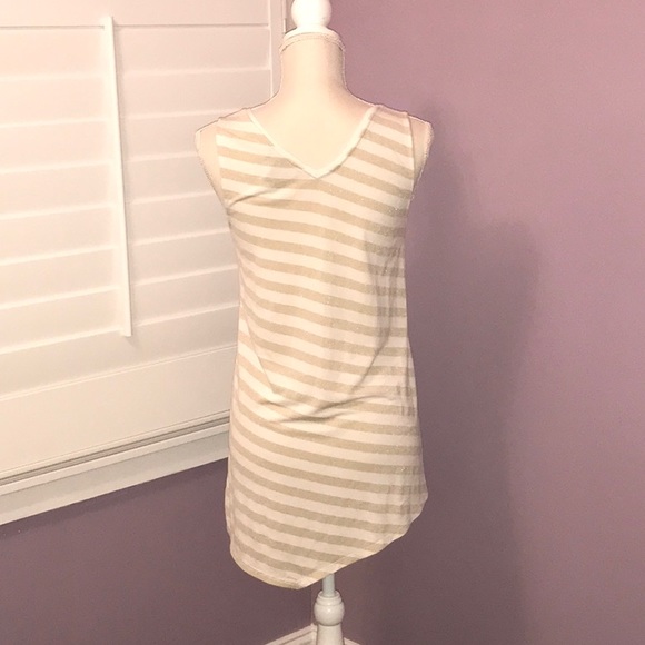 Striped, sleeveless blouse, with V neckline. - Picture 4 of 5
